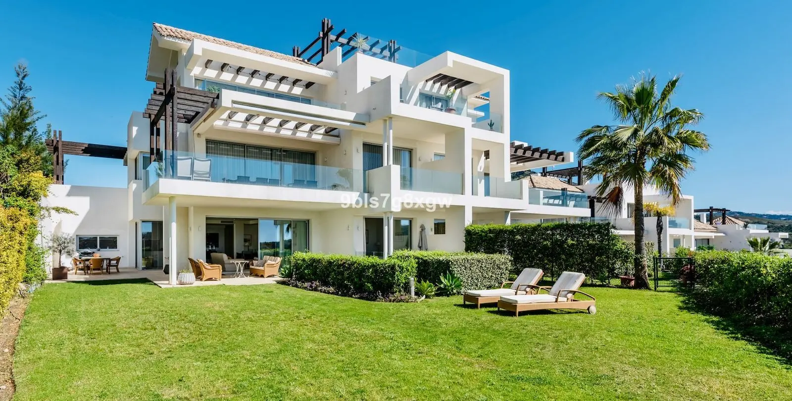 Sale of ground floor apartment in Benahavís 1