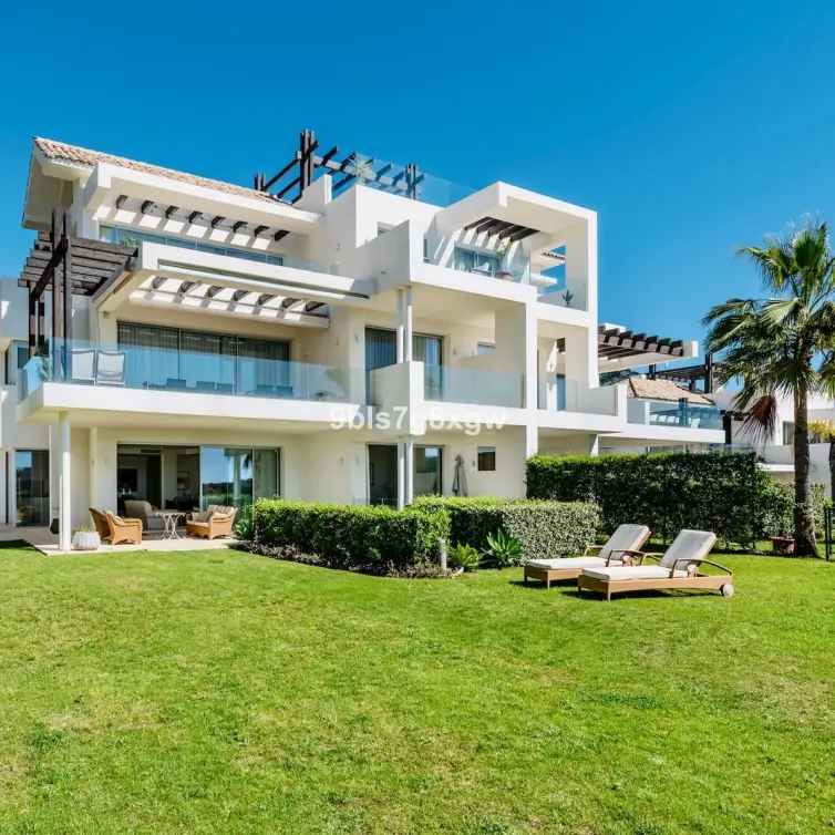 Sale of ground floor apartment in Benahavís