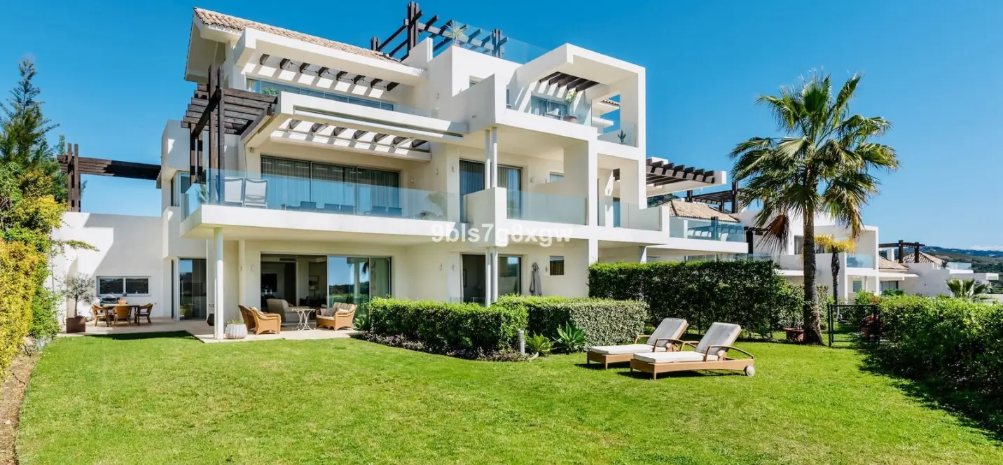 Sale of ground floor apartment in Benahavís 0