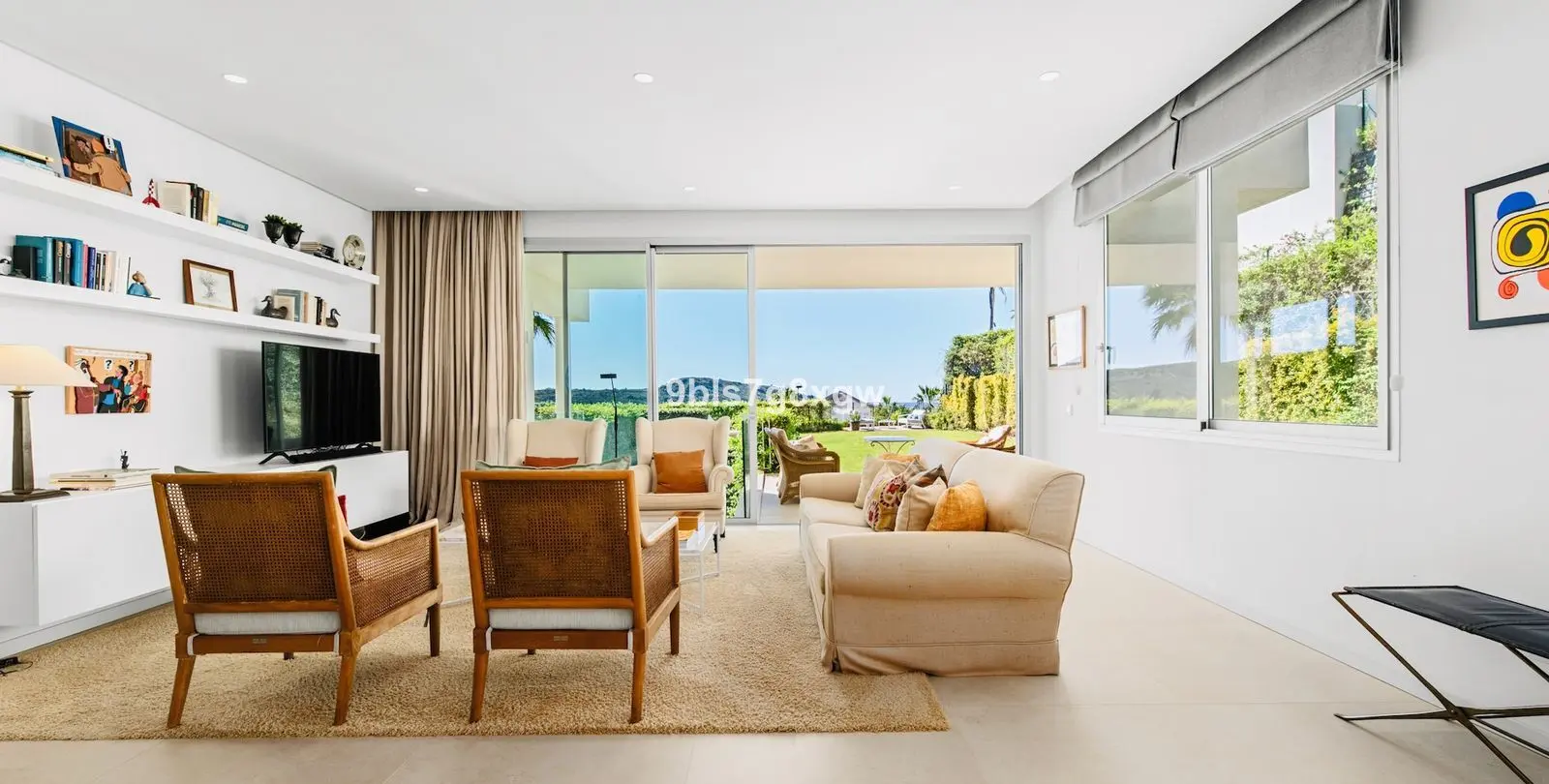 Sale of ground floor apartment in Benahavís 2
