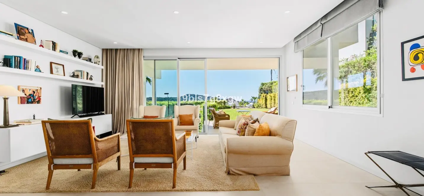 Sale of ground floor apartment in Benahavís 1