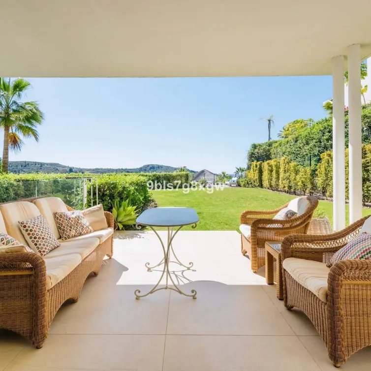Sale of ground floor apartment in Benahavís