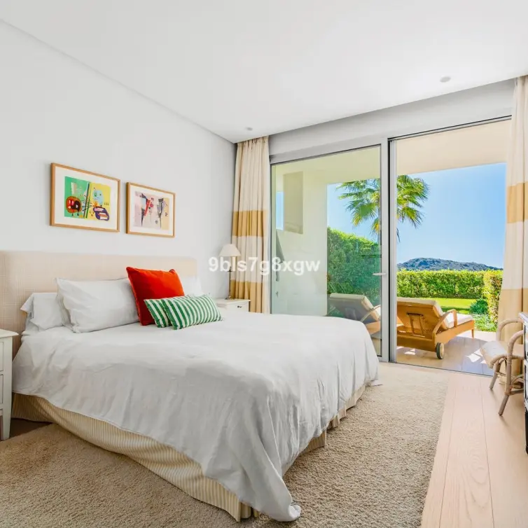 Sale of ground floor apartment in Benahavís