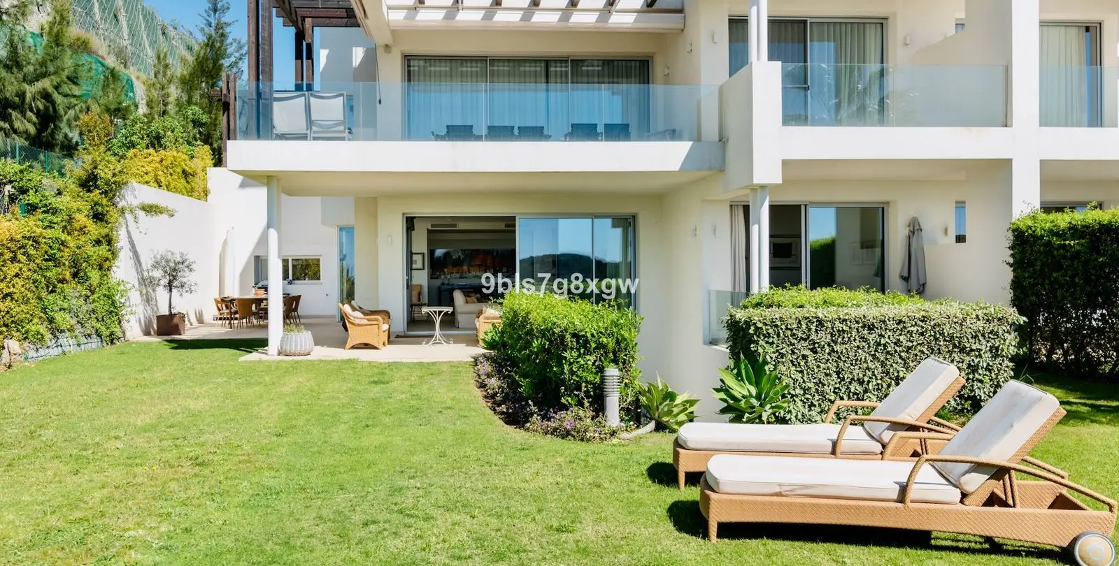 Sale of ground floor apartment in Benahavís 18