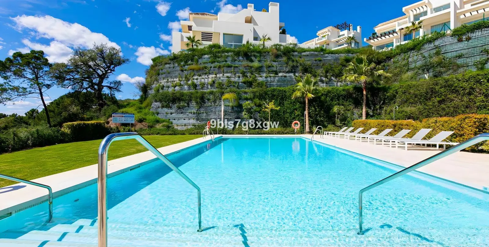 Sale of ground floor apartment in Benahavís 35