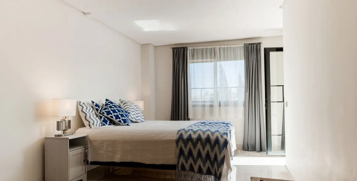 Alquiler a corto plazo de ático en Puerto Banús 23