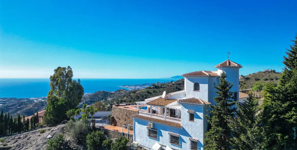 Venta de villa independiente en Sayalonga 1