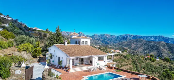 Venta de villa independiente en Sayalonga 1