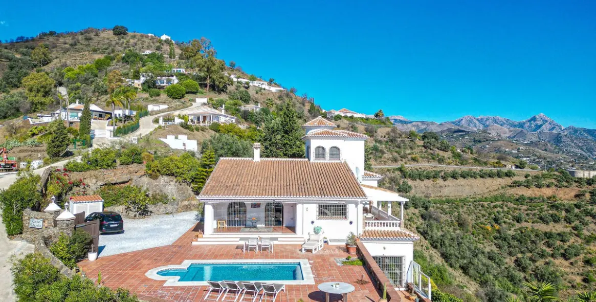 Venta de villa independiente en Sayalonga 3