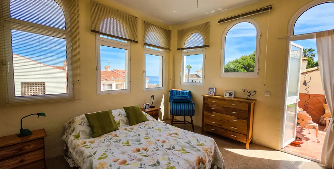 Продажа двухуровневого пентхауса в La Duquesa 15