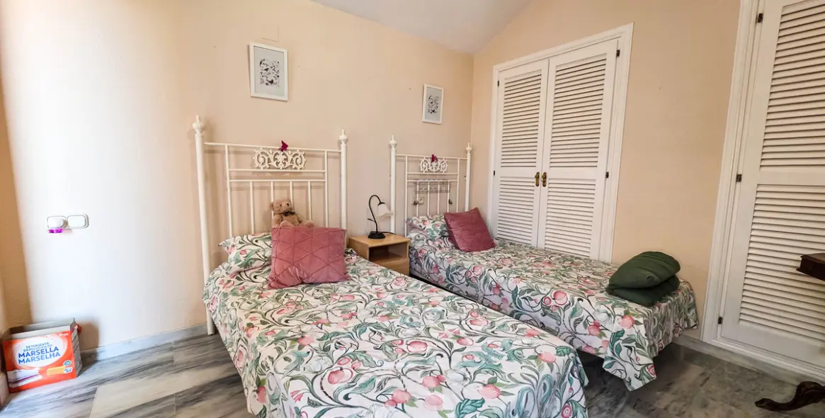 Продажа двухуровневого пентхауса в La Duquesa 16