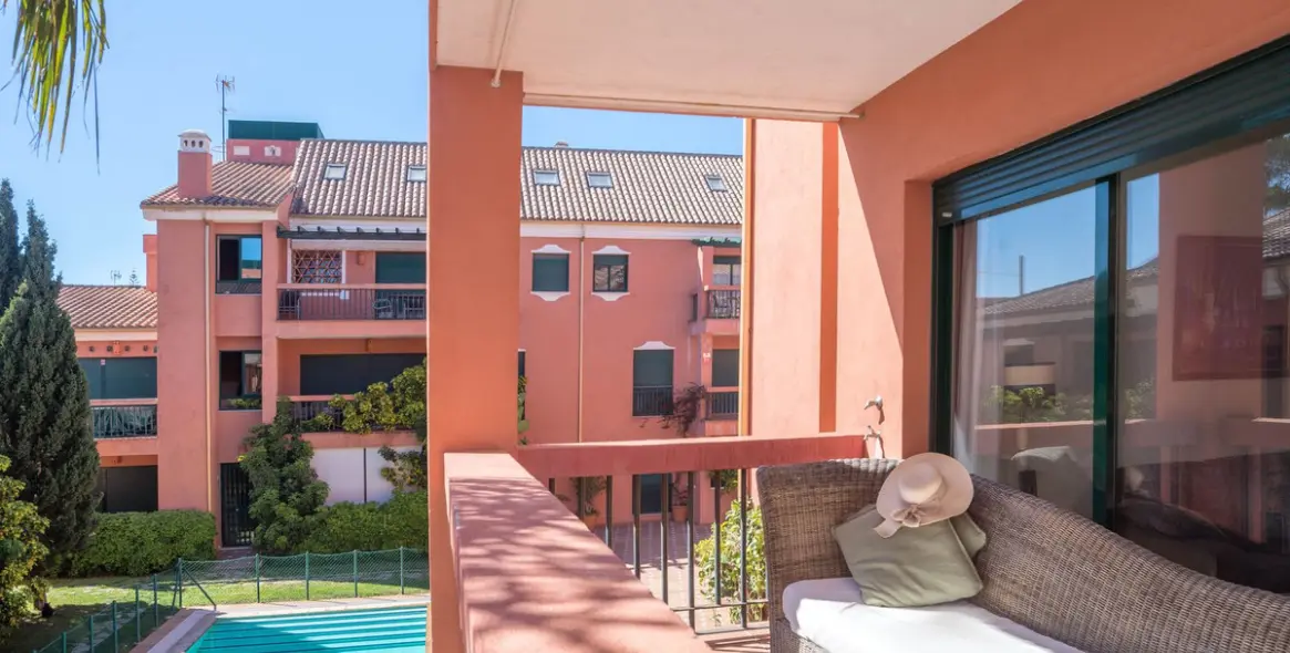 Sale of middle floor apartment in Marbesa 25