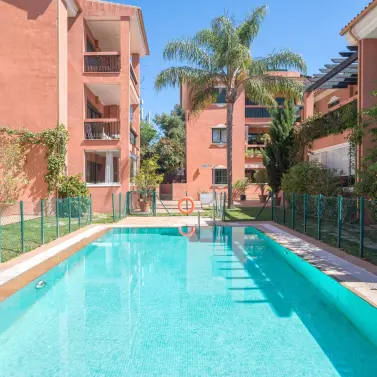 Sale of middle floor apartment in Marbesa