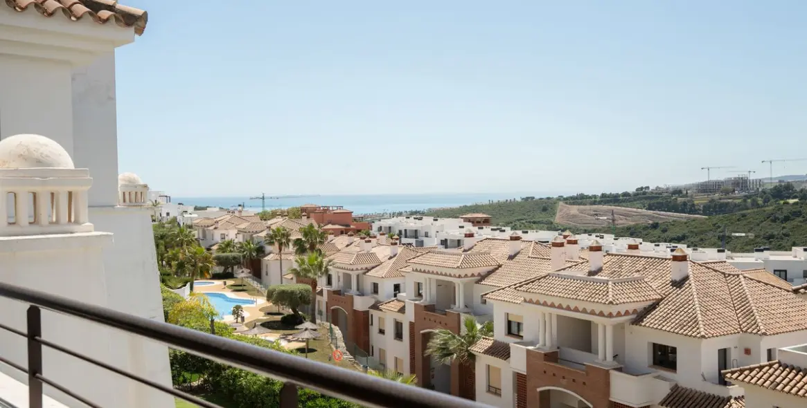 Sale of middle floor apartment in Casares 1