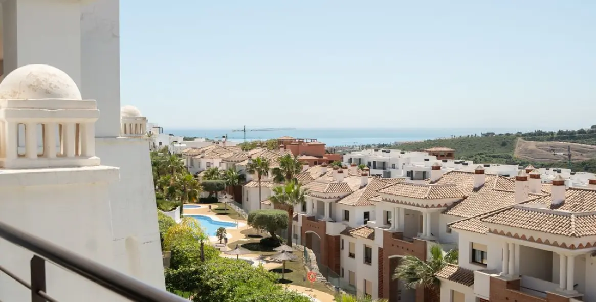 Sale of middle floor apartment in Casares 2