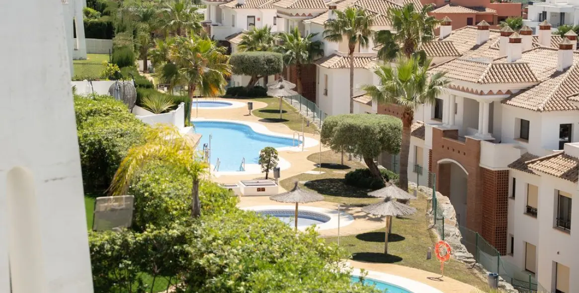 Sale of middle floor apartment in Casares 3