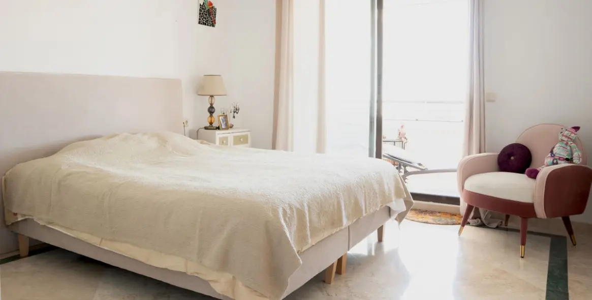 Sale of middle floor apartment in Casares 15