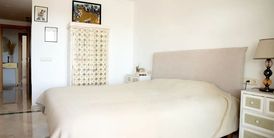 Sale of middle floor apartment in Casares 17