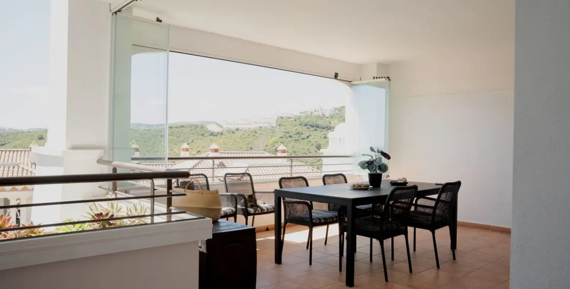 Sale of middle floor apartment in Casares 23