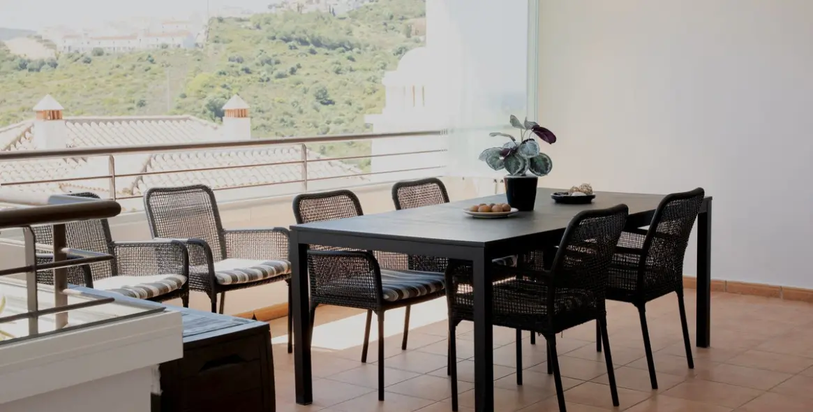 Sale of middle floor apartment in Casares 24