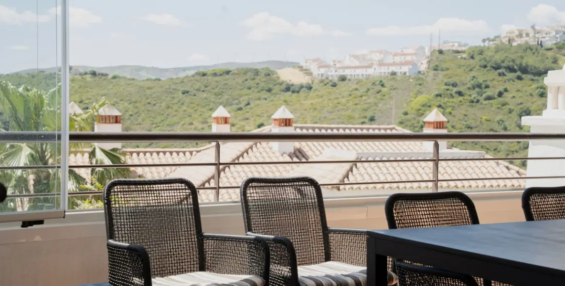 Sale of middle floor apartment in Casares 25