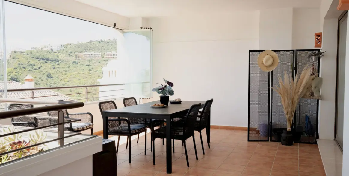 Sale of middle floor apartment in Casares 26