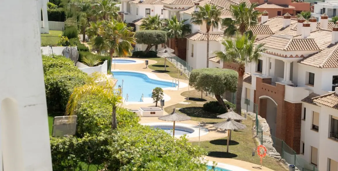 Sale of middle floor apartment in Casares 28