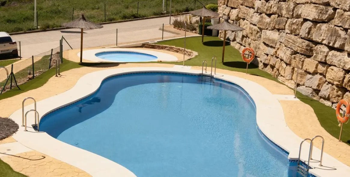 Sale of middle floor apartment in Casares 29