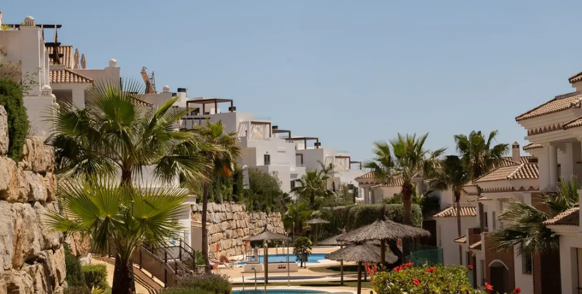 Sale of middle floor apartment in Casares 30