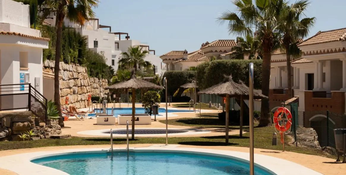 Sale of middle floor apartment in Casares 32