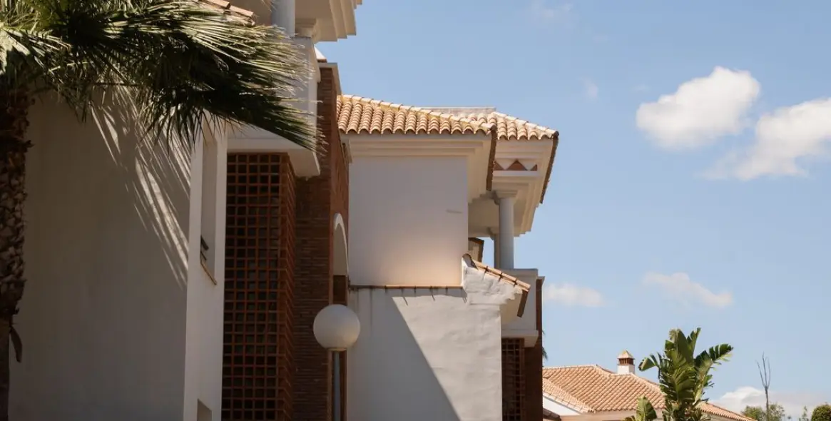 Sale of middle floor apartment in Casares 33