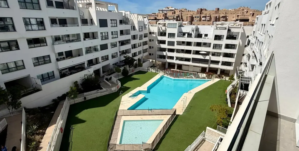 Venta de apartamento en planta media en Estepona 1