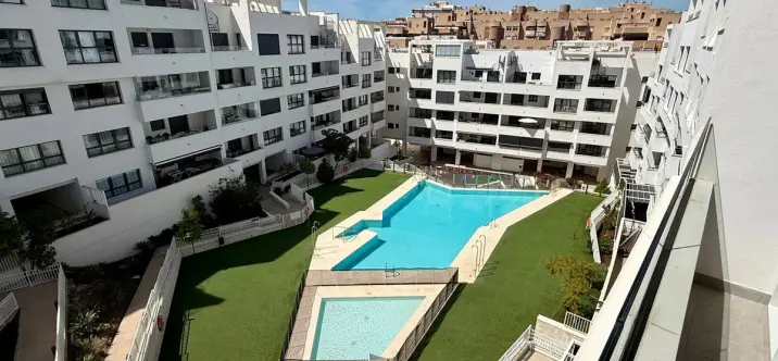 Venta de apartamento en planta media en Estepona 0