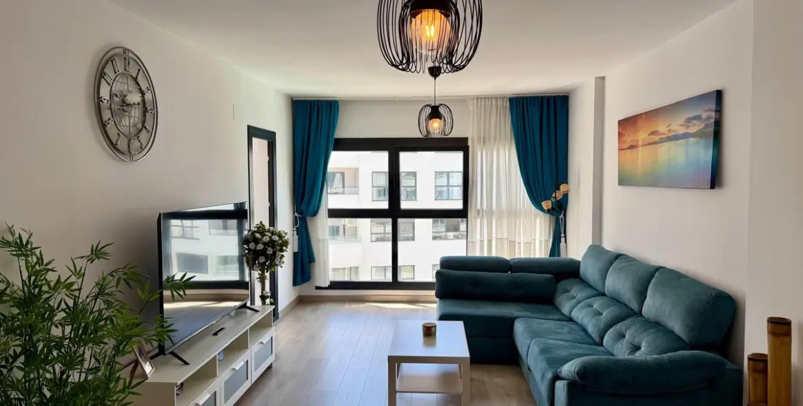 Venta de apartamento en planta media en Estepona 2