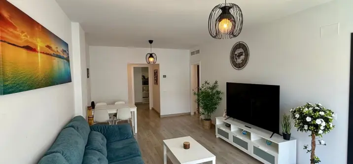 Venta de apartamento en planta media en Estepona 2