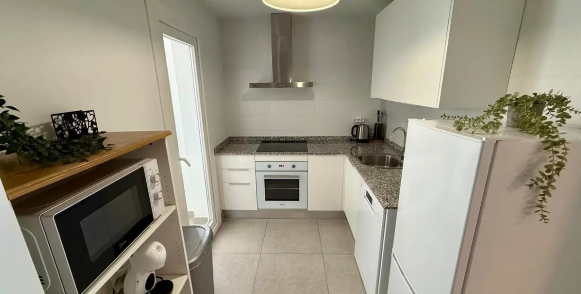 Venta de apartamento en planta media en Estepona 4