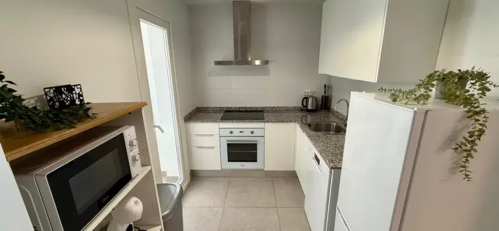 Venta de apartamento en planta media en Estepona 3