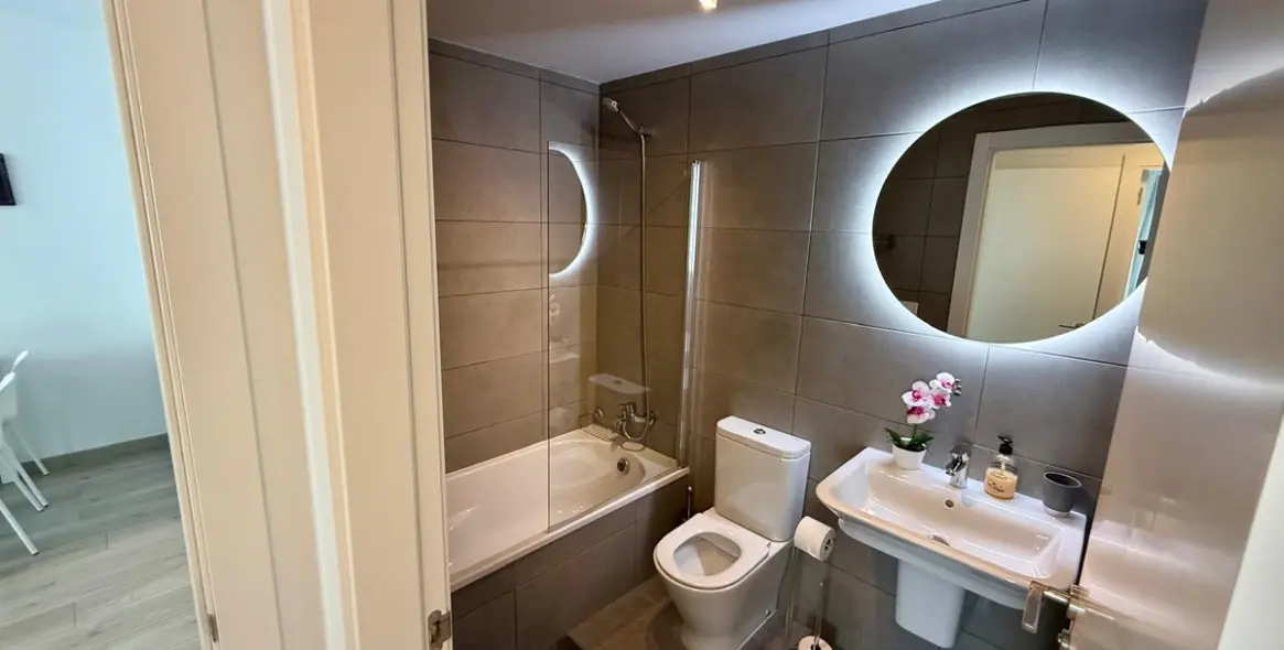 Venta de apartamento en planta media en Estepona 7