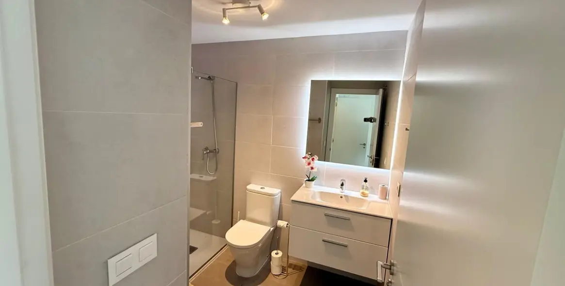 Venta de apartamento en planta media en Estepona 8