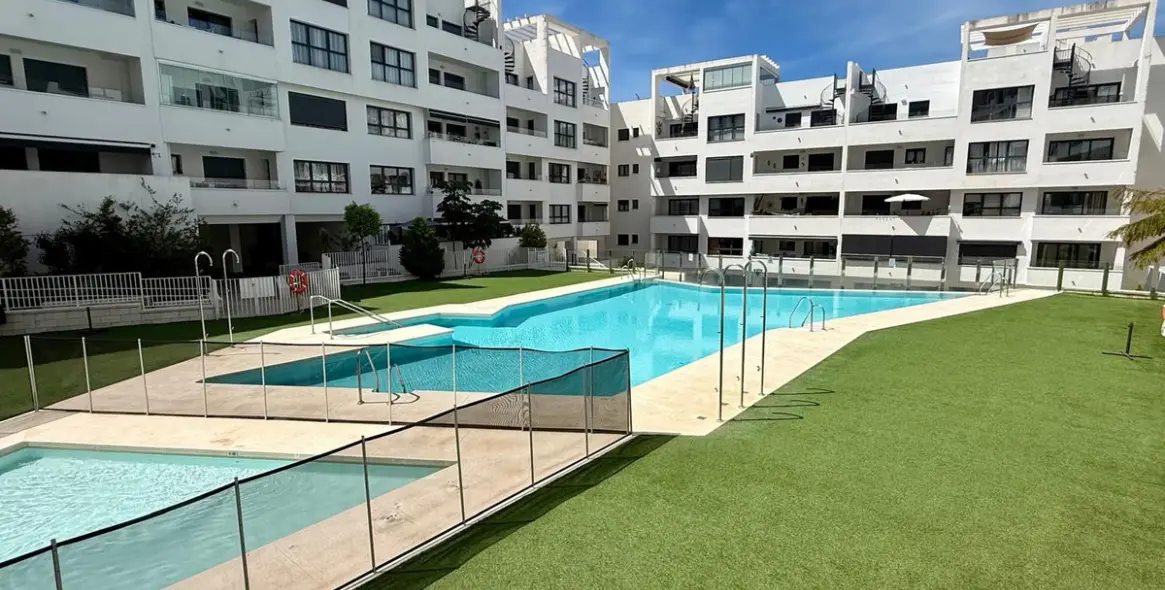 Venta de apartamento en planta media en Estepona 11