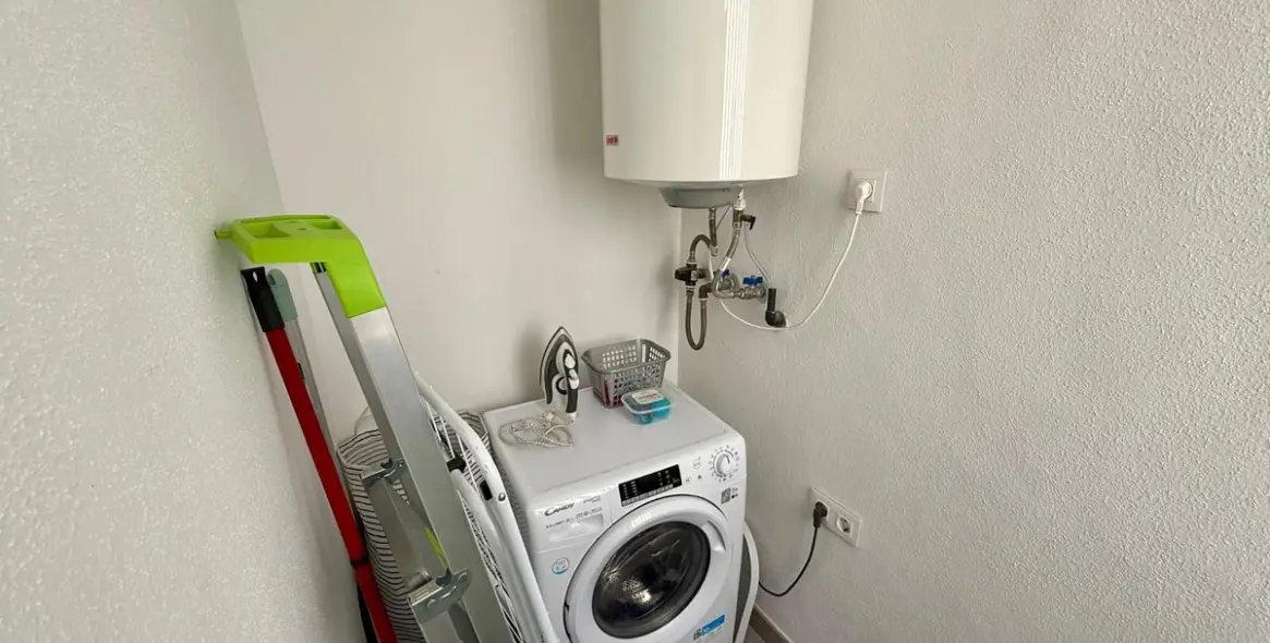 Venta de apartamento en planta media en Estepona 12
