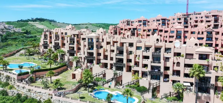 Venta de apartamento en planta media en La Duquesa 0