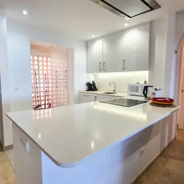 Venta de apartamento en planta media en La Duquesa