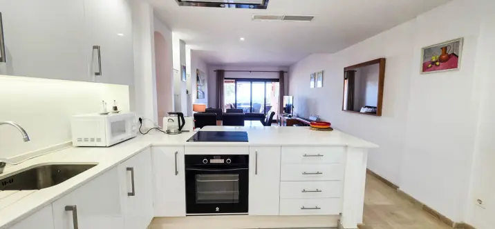 Venta de apartamento en planta media en La Duquesa 2