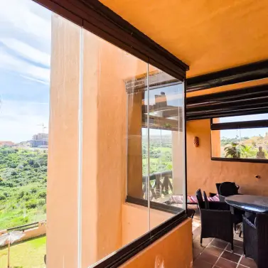 Venta de apartamento en planta media en La Duquesa