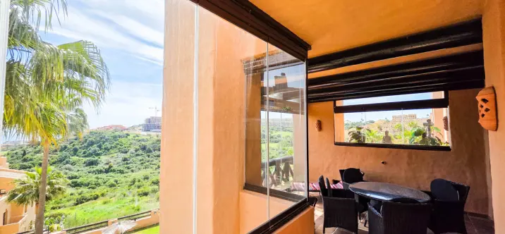 Venta de apartamento en planta media en La Duquesa 4