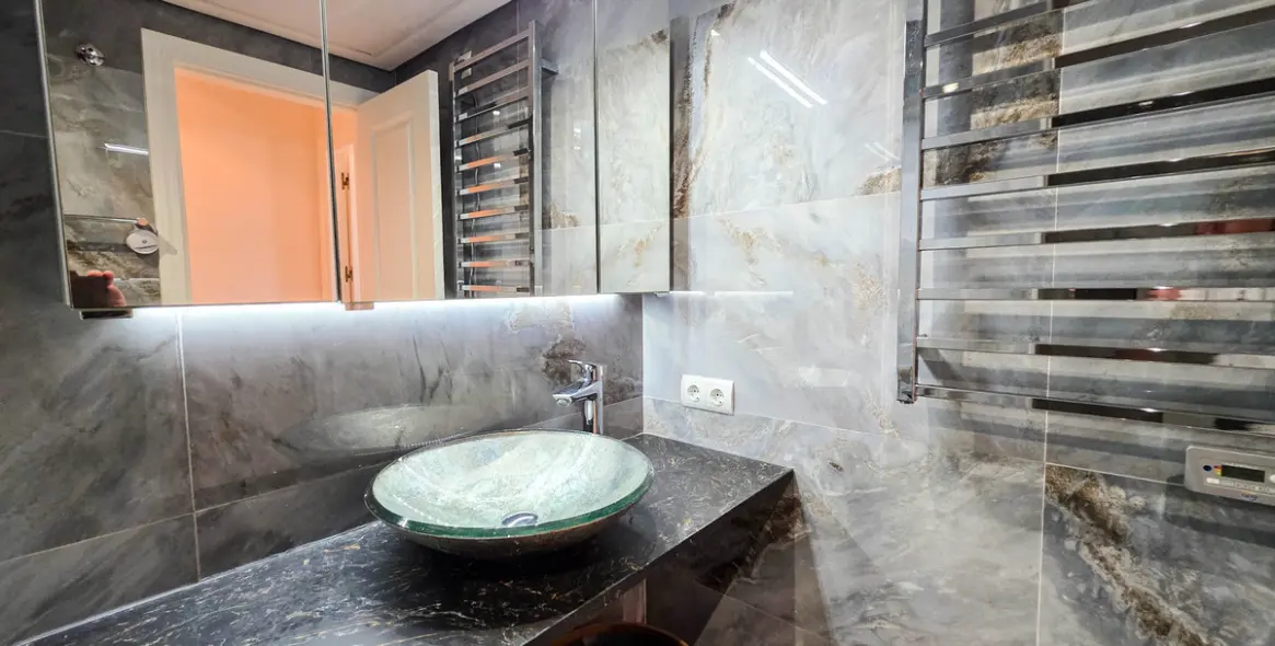 Sale of middle floor apartment in La Duquesa 11