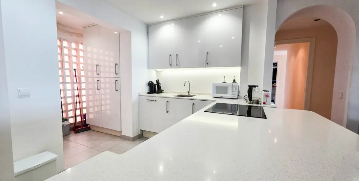 Sale of middle floor apartment in La Duquesa 16