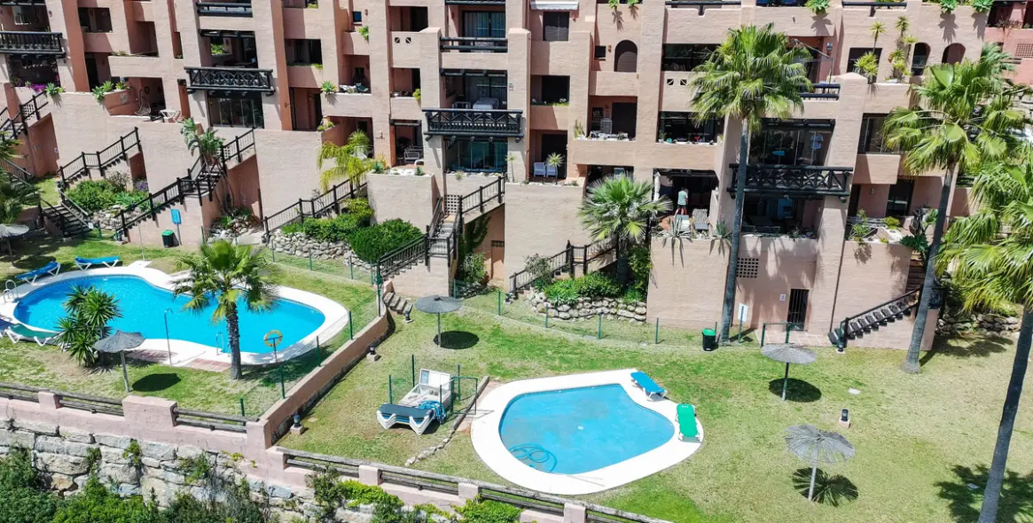 Sale of middle floor apartment in La Duquesa 17