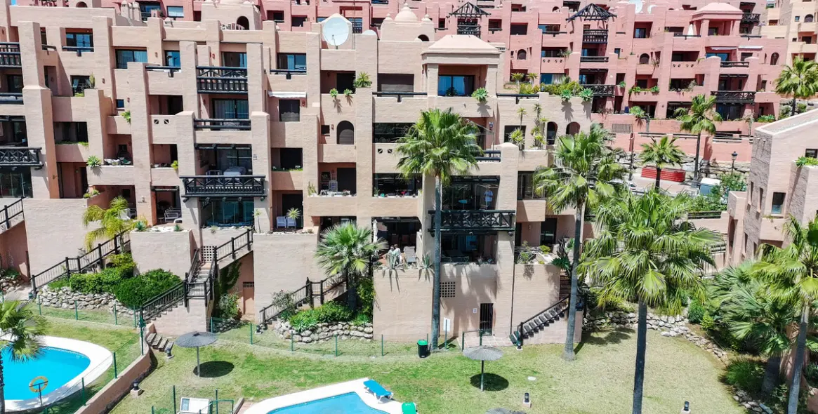 Sale of middle floor apartment in La Duquesa 28